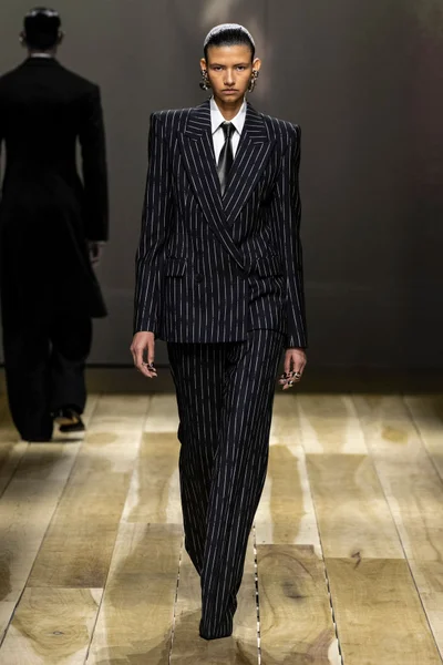Look 10